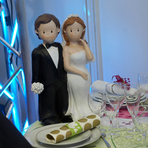 Couple de mariés pour décorer la table