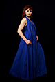 Comédienne dans une robe bleue